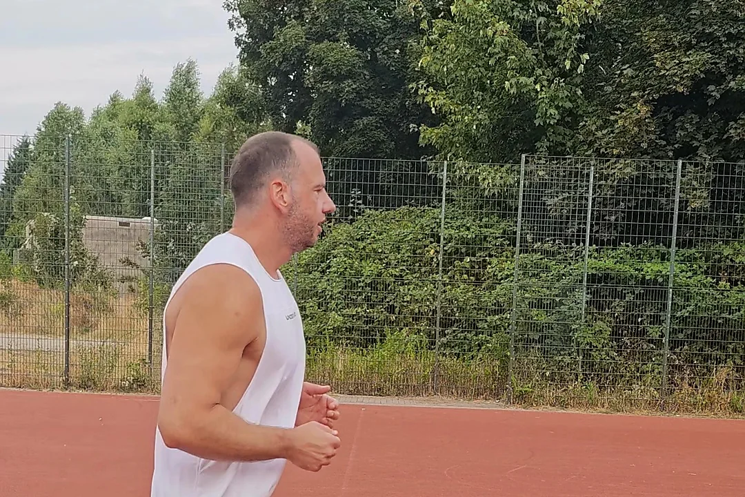 Nils beim Laufen auf der Tartanbahn